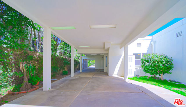 525 N Rexford Drive, Beverly Hills CA: https://media.crmls.org/mediaz/7041ccae-af87-417a-a4b0-1b891a0759b5.jpg