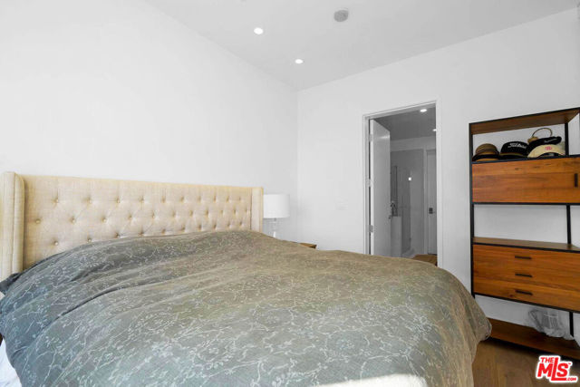 801 S Grand Avenue, Los Angeles CA: https://media.crmls.org/mediaz/7041d0ff-519a-464f-a90d-1c1f595f5782.jpg