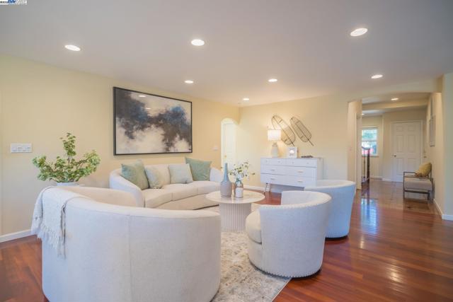 42001 Via San Gabriel, Fremont CA: https://media.crmls.org/mediaz/7042814d-d240-42a5-874e-5f1828859b55.jpg