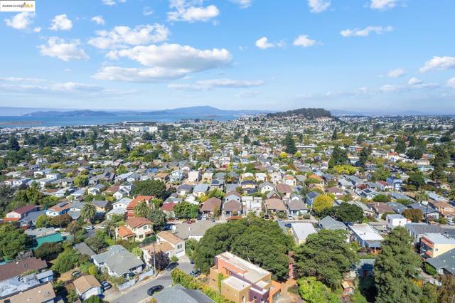 1026 Ventura Ave, Albany CA: https://media.crmls.org/mediaz/70428d69-6f62-487d-a0bf-6d6edbf51bf8.jpg