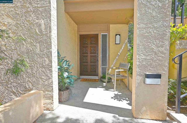 1805 Ptarmigan Dr, Walnut Creek CA: https://media.crmls.org/mediaz/7042b254-d914-41c4-b75d-695a27622e02.jpg