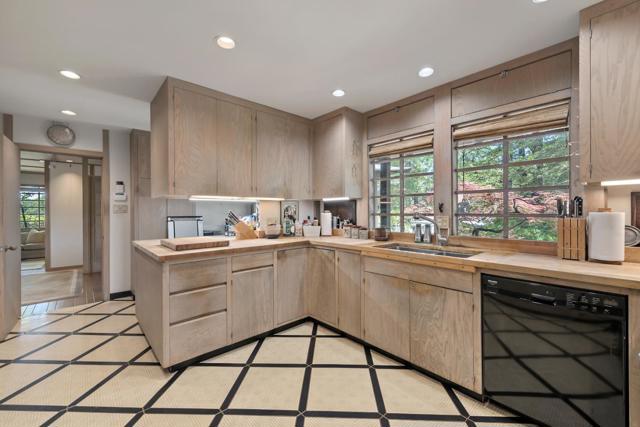 25 Toro Court, Portola Valley CA: https://media.crmls.org/mediaz/704340ee-5185-4b07-90c7-7915f51f9e88.jpg