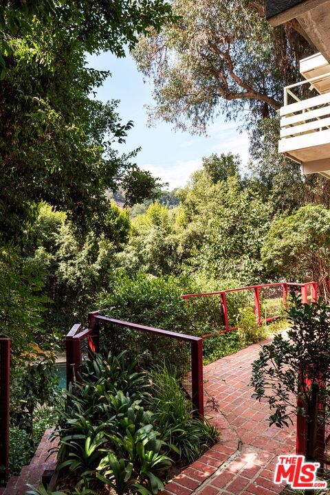 2764 Outpost Drive, Los Angeles CA: https://media.crmls.org/mediaz/70437491-2d83-4078-8c0b-e744932bdefe.jpg