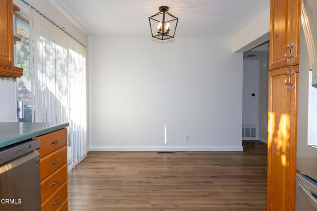 Detail Gallery Image 11 of 43 For 741 Warwick Ave, Thousand Oaks,  CA 91360 - 2 Beds | 1/1 Baths
