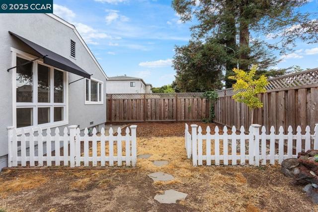 15067 Churchill St, San Leandro CA: https://media.crmls.org/mediaz/7043f2c2-64d0-49ff-81c6-18e342e90fb9.jpg