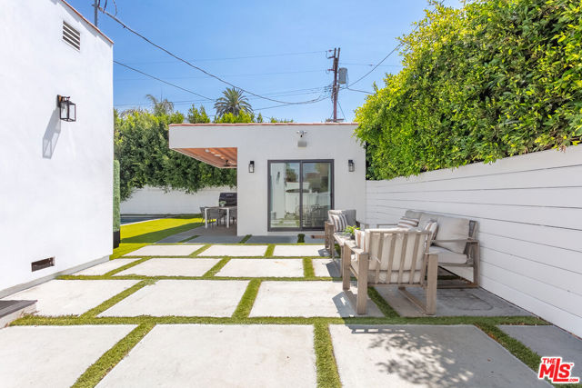 732 N Cherokee Avenue, Los Angeles CA: https://media.crmls.org/mediaz/7044347b-19ba-4afd-bbcd-9cb88d856737.jpg