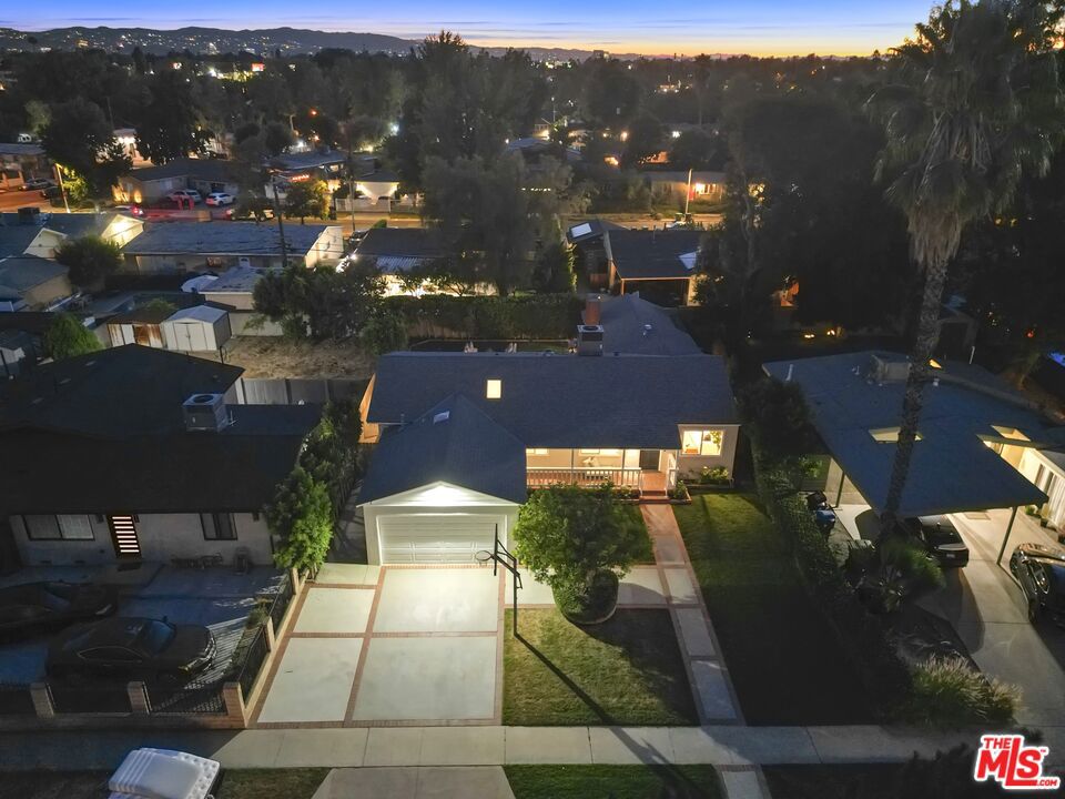 https://media.crmls.org/mediaz/70448912-da62-4ade-9526-d52ad546f541.jpg?preset=X-Large