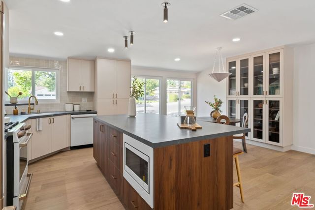 22946 Brenford Street, Woodland Hills CA: https://media.crmls.org/mediaz/7044a4fd-41a9-42dc-9355-b52694ba52e3.jpg