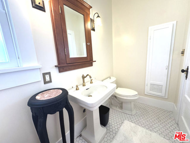 334 Belmont Avenue, Los Angeles CA: https://media.crmls.org/mediaz/70451d5b-09ab-4def-97a6-362bbab95cb2.jpg