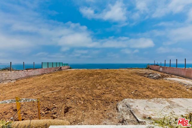 18434 Coastline Drive, Malibu CA: https://media.crmls.org/mediaz/704692ae-ca47-4ebf-9941-f3fb63499dfb.jpg