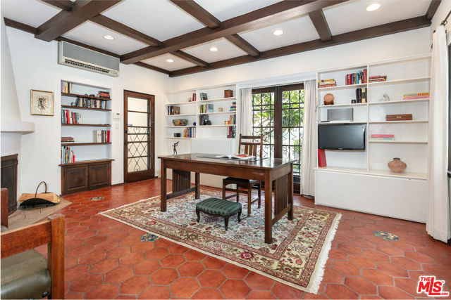627 N Alta Drive, Beverly Hills CA: https://media.crmls.org/mediaz/7047ddd1-e69e-4988-b85b-d84e3be8532a.jpg