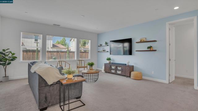 719 Jennifer St, Brentwood CA: https://media.crmls.org/mediaz/7047e6f5-23cf-49eb-9049-5657766858a0.jpg