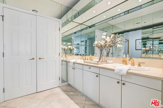 10724 Wilshire Boulevard, Los Angeles CA: https://media.crmls.org/mediaz/7048ddc7-b26e-4f7b-9fb4-443bb5a074d8.jpg