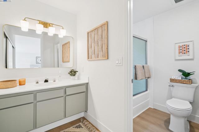 101 Carob Ln, Alameda CA: https://media.crmls.org/mediaz/704b655a-aae3-4397-bd03-80aa5ebe02ce.jpg