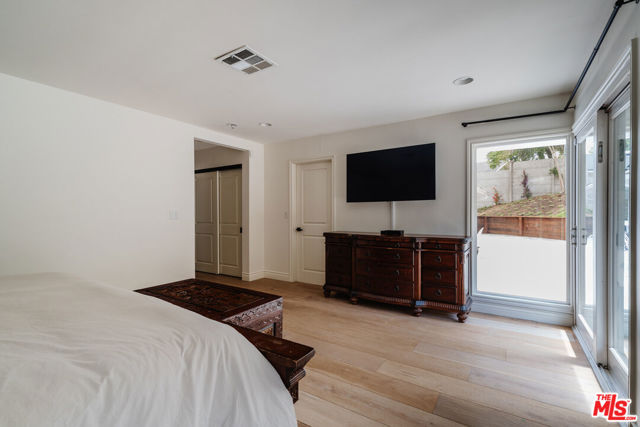 15514 Del Gado Drive, Sherman Oaks CA: https://media.crmls.org/mediaz/704b7e7a-a8d0-4107-9aac-f0589e75251e.jpg