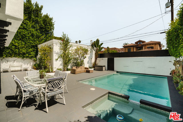 609 21st Place, Santa Monica CA: https://media.crmls.org/mediaz/704bc668-93d6-4757-803a-204255427ff8.jpg