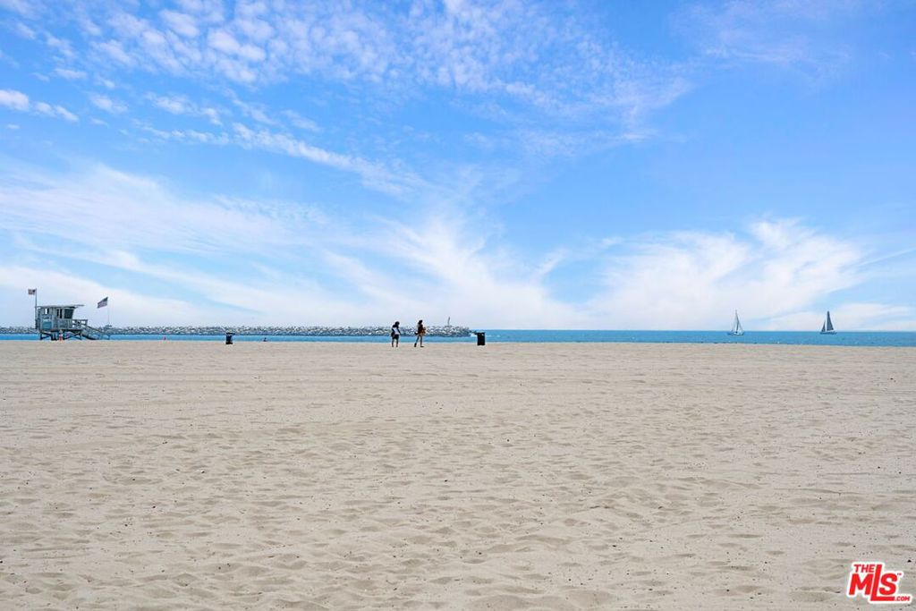 https://media.crmls.org/mediaz/704bd72a-5f28-47e7-8a66-f442d149049a.jpg?preset=X-Large