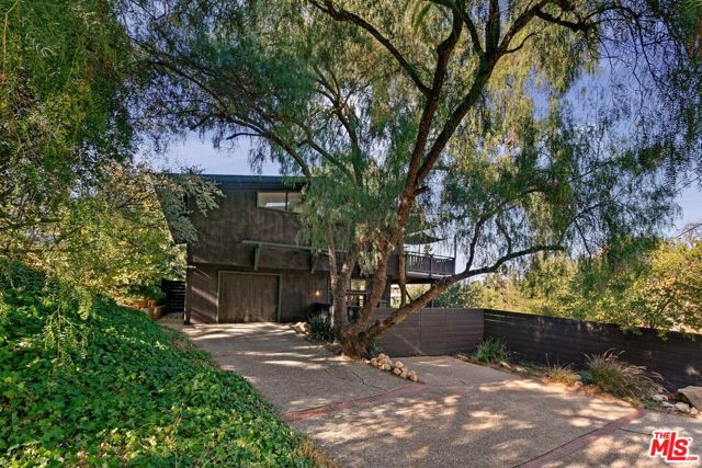 625 Reithe Avenue, Calabasas CA: https://media.crmls.org/mediaz/704c5966-51ff-4341-ab59-650f47b4ec40.jpg