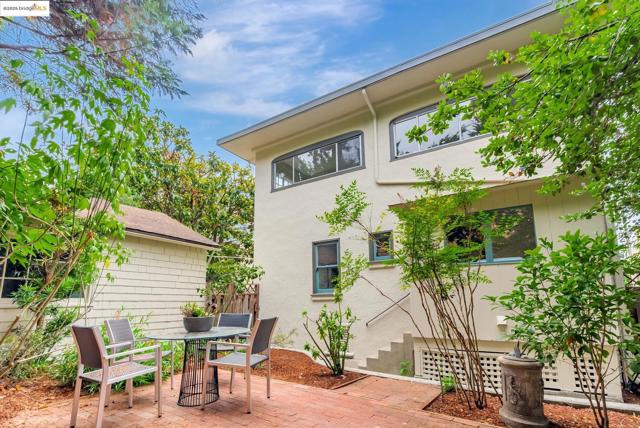 971 Santa Barbara Rd, Berkeley CA: https://media.crmls.org/mediaz/704cef4b-6127-4f41-928d-3b730596b1d7.jpg