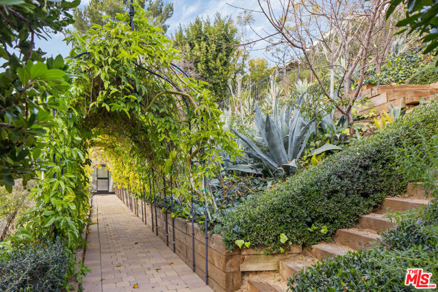 1457 Blue Jay Way, Los Angeles CA: https://media.crmls.org/mediaz/704d6916-c0c4-4326-af1a-ad5670da795a.jpg