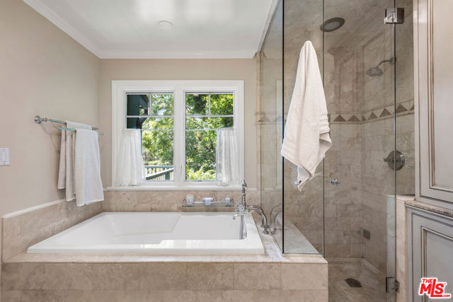 2555 N Altadena Drive, Altadena CA: https://media.crmls.org/mediaz/704ed49a-8165-46da-a5ae-ff18e06d1b08.jpg