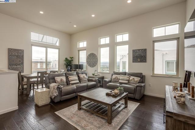 3077 Valley Of Hearts Del Pl, San Jose CA: https://media.crmls.org/mediaz/704f5825-5ba6-4e14-bac6-b9ca17f69ad4.jpg