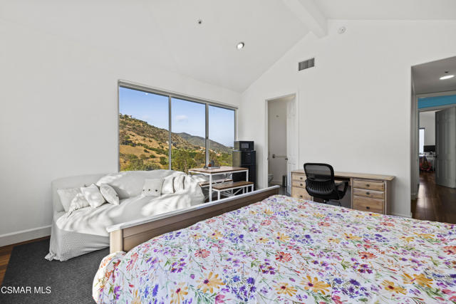 31505 Pacific Coast Highway, Malibu CA: https://media.crmls.org/mediaz/7052f0ee-a252-4e1c-bfb8-ee3e62e15b64.jpg