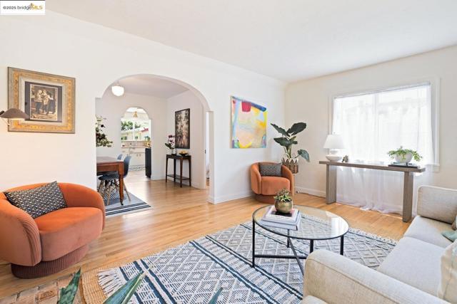 3742 Loma Vista AVE, Oakland CA: https://media.crmls.org/mediaz/70530d86-24a9-4546-939e-f3c7a702528f.jpg