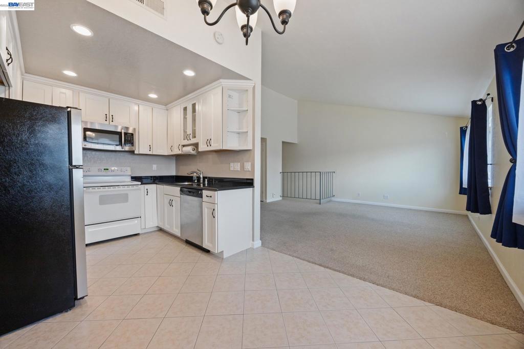 https://media.crmls.org/mediaz/705429a1-fa69-415d-bca7-220eeeb27125.jpg?preset=X-Large