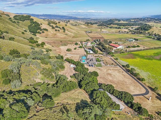 2995 Day Road, Gilroy CA: https://media.crmls.org/mediaz/70548ea8-adfb-407c-8f15-cab9064dace5.jpg