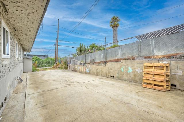 325 Dewey Street, San Diego CA: https://media.crmls.org/mediaz/70557286-1e92-4d62-80ca-960668af2134.jpg