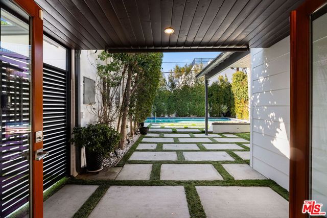 5013 Auckland Avenue, Toluca Lake CA: https://media.crmls.org/mediaz/7055d54d-7bbb-40ac-99a4-d381b1115a6b.jpg