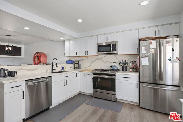 4329 Redwood Avenue, Marina del Rey CA: https://media.crmls.org/mediaz/70560fd4-e89d-4be2-887f-e0540ca44465.jpg