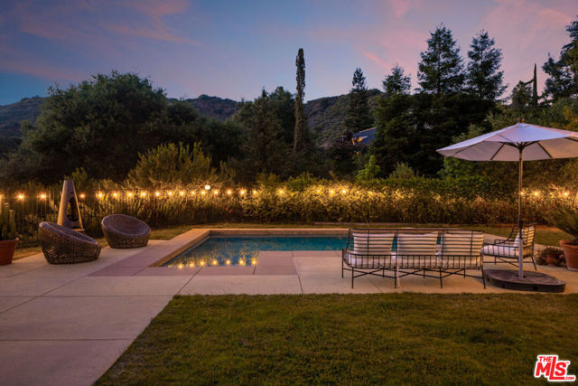 25761 Vista Verde Drive, Calabasas CA: https://media.crmls.org/mediaz/7057908d-37ea-4f4b-8f62-1cc7a3e77d90.jpg