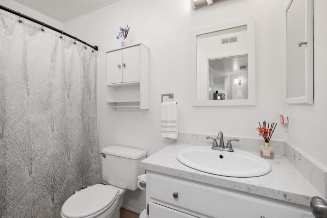 2914 Elm Tree Ct, Spring Valley CA: https://media.crmls.org/mediaz/7057ed13-fd2d-4f60-a257-77179d32faf9.jpg