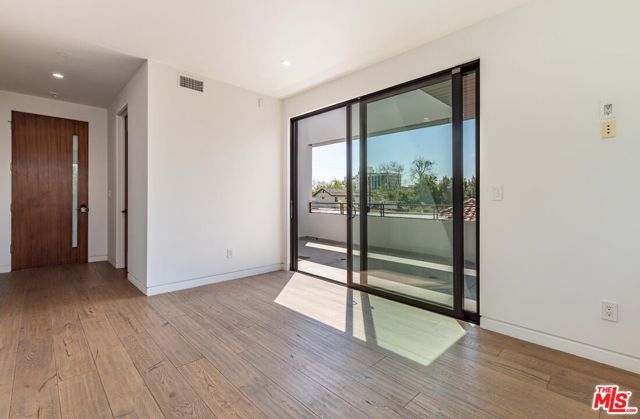 458 S Sycamore Avenue, Los Angeles CA: https://media.crmls.org/mediaz/70582f08-e5c0-456a-ac3a-ebfec31fbeab.jpg
