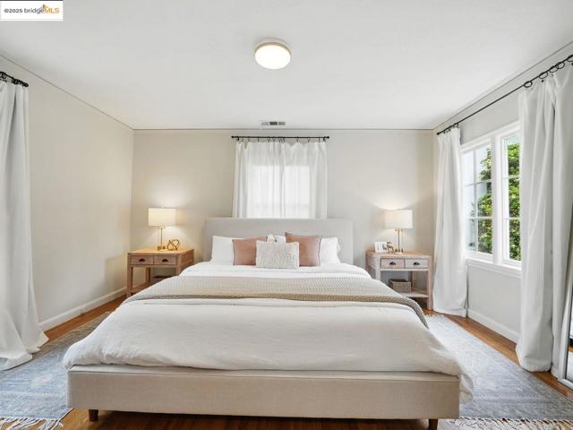 3712 Maple AVE, Oakland CA: https://media.crmls.org/mediaz/70587472-447f-47d7-8b1c-3c209ebdedf6.jpg