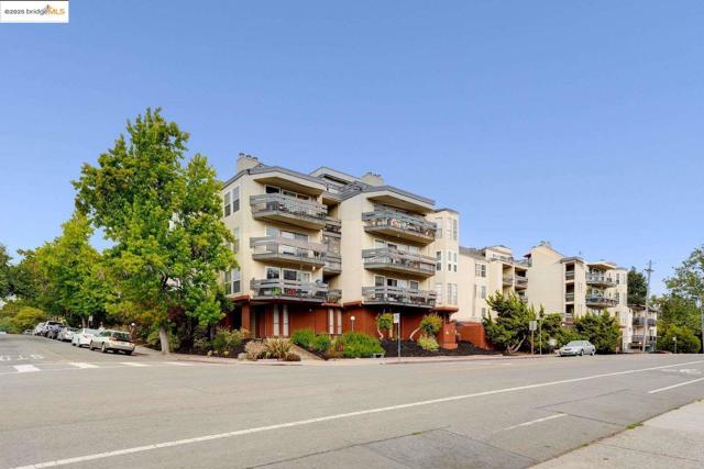 500 Vernon ST, Oakland CA: https://media.crmls.org/mediaz/70598c2a-f87c-4a18-86bc-6d0ebc101bc2.jpg
