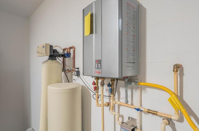 19130 Fallingwater Lane, Marina CA: https://media.crmls.org/mediaz/705bce8c-6e82-4663-b12d-ccba5af19cc9.jpg