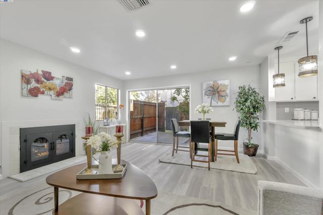 1896 San Vincente Dr, Concord CA: https://media.crmls.org/mediaz/705c0eb0-9b16-4ab0-b254-ca72fdcaec0c.jpg
