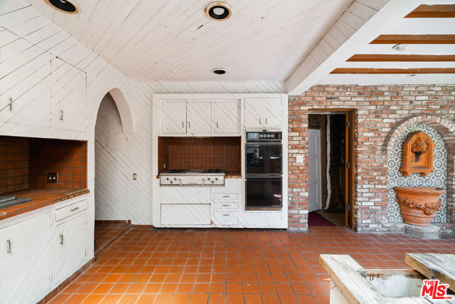 7319 Woodrow Wilson Drive, Los Angeles CA: https://media.crmls.org/mediaz/705cd128-8ebc-4339-a79d-9febbe521b42.jpg