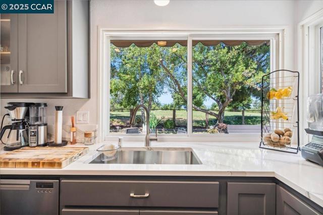 739 Devils Drop Ct, Richmond CA: https://media.crmls.org/mediaz/705d2b37-c849-4e6c-8bd1-e9a032b8fbb3.jpg