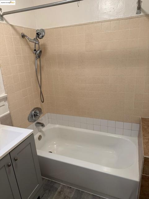 2542 Filbert St, Oakland CA: https://media.crmls.org/mediaz/705d4c2e-4622-4429-b4b0-a28094cf419c.jpg