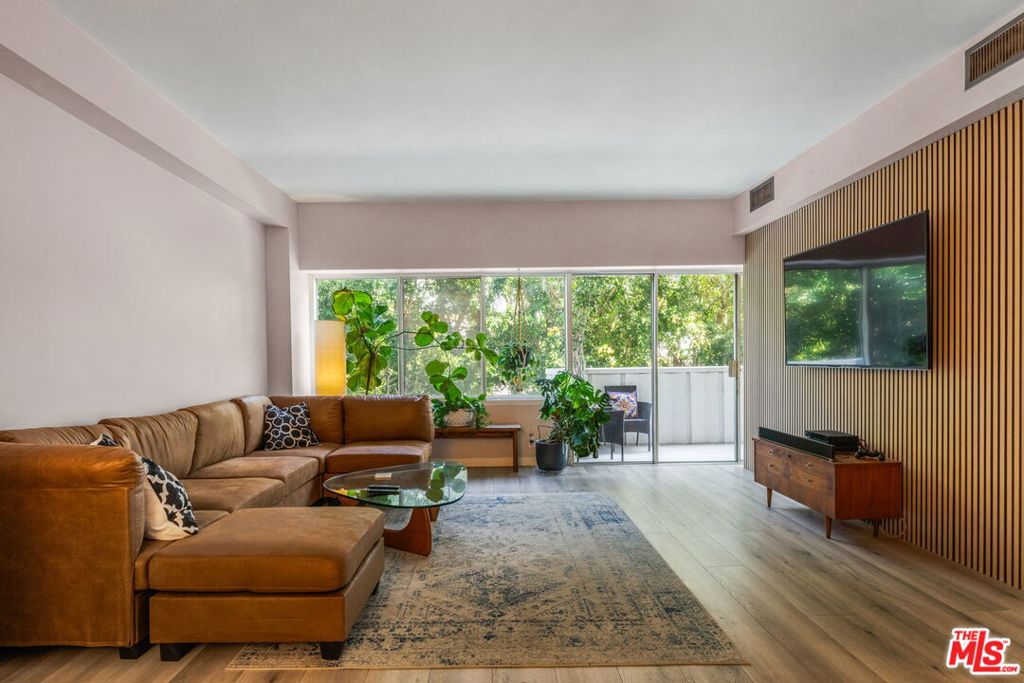 7135 Hollywood Boulevard #204