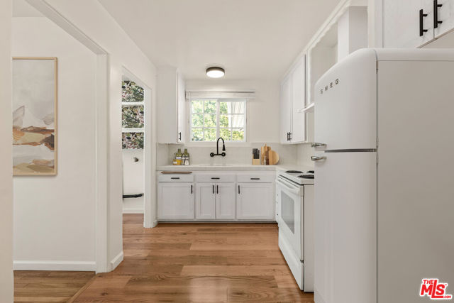 8734 Airlane Avenue, Los Angeles CA: https://media.crmls.org/mediaz/705f5a34-76f2-4a34-93b6-45034236ac8d.jpg