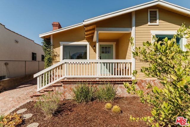 5421 Stratford Road, Los Angeles CA: https://media.crmls.org/mediaz/70601a45-8422-4680-a224-48cc37bf2c4b.jpg