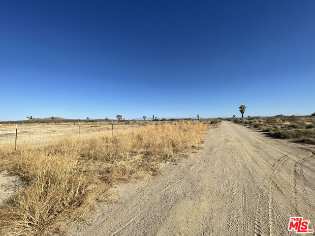 8144 Jefferson Street, Mojave CA: https://media.crmls.org/mediaz/7060fc70-0a52-46ba-927b-d2b46780f21e.jpg