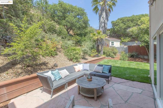21 Maggiora Ct, Oakland CA: https://media.crmls.org/mediaz/7061a663-42ae-4411-8058-fa4f5a39b7e9.jpg