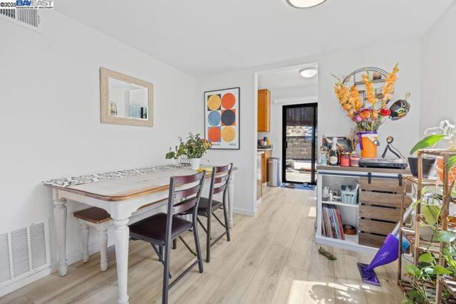 21000 Ocean View Dr, Hayward CA: https://media.crmls.org/mediaz/7063053b-474f-458e-8e85-1f91c8f3d16a.jpg