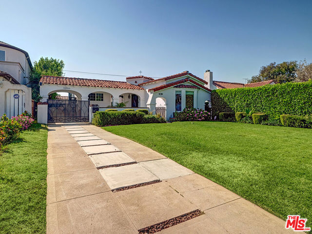 1019 S Rimpau Boulevard, Los Angeles CA: https://media.crmls.org/mediaz/70634021-8696-4e6f-8962-d6faa3e5eec5.jpg